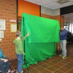 Schüler und Lehrer drehen im,Fahrsatuhl (vergrößerte Bildansicht wird geöffnet)
