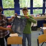 Jeanshosen warten aufs Upcyclen