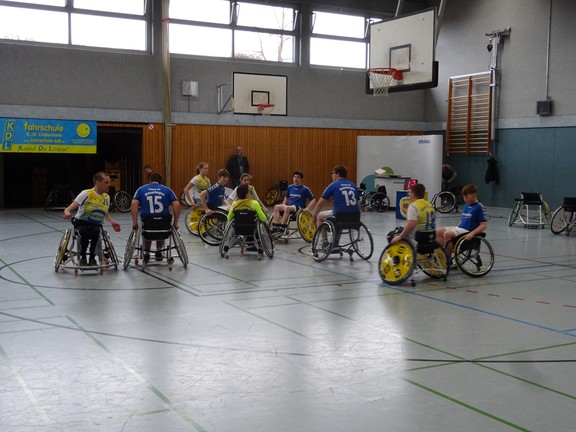Spielszene zwischen dem Jugendteam der Baskets 96 Rahden und der AG Mannschaft der Schule am Weserbogen