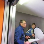Schüler und Lehrer drehen im,Fahrsatuhl (vergrößerte Bildansicht wird geöffnet)