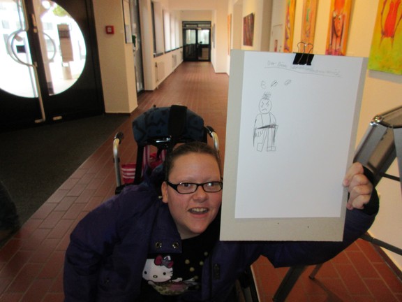 Danara präseniert stolz ihr Kunstwerk
