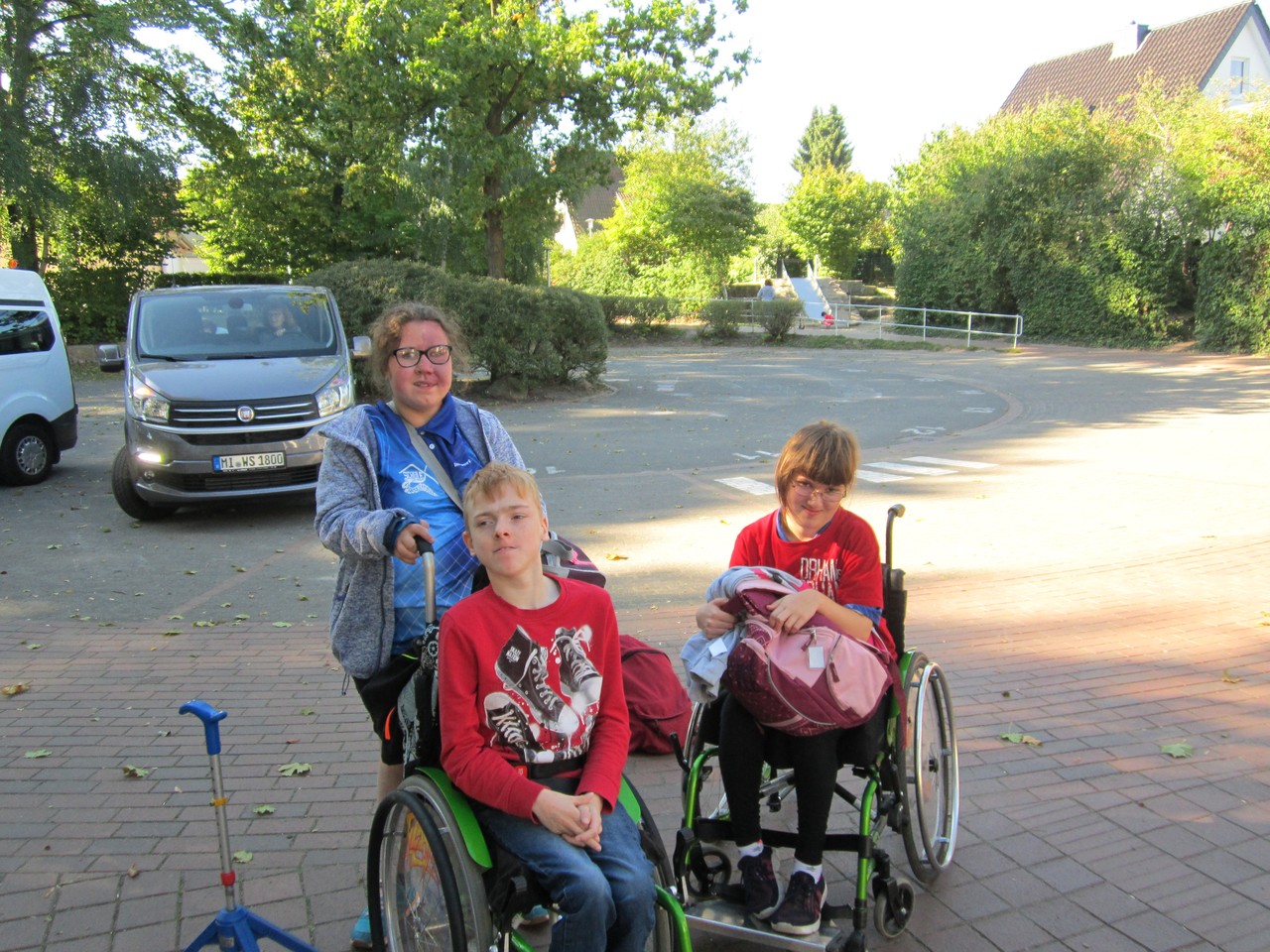 1.	Fynn, Brianna uns Juliana stehen auf dem Schulhof der Ernst-Klee-Schule in Mettingen