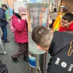 Schülerinnen und Schüler entdecken Wasser (vergrößerte Bildansicht wird geöffnet)