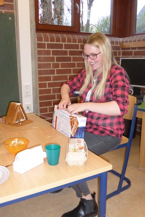 Laura beim Hausbau