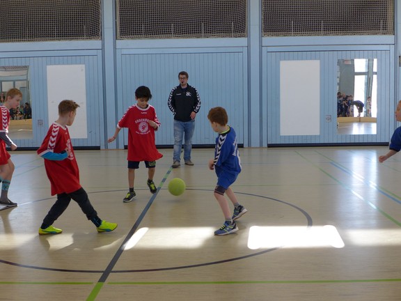 Spielszene - Bad Oeynhausen 1 (Schüler mit blauen Trikot) gegen Bad Oeynhausen 2 (Schüler mit roten Trikots) - Alexander, Joel Pino und Kevin kämpfen um den Ball