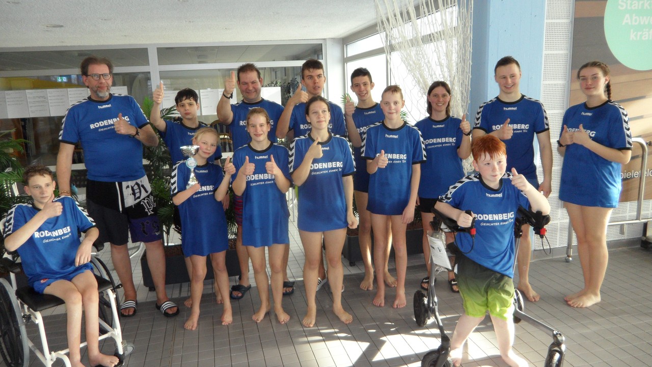 Mannschaftsfoto SchülerInnen und BetreuerInnen Schwimm WK Bielefeld 09.02.2023