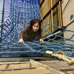 Schüler im Spinnennetz (vergrößerte Bildansicht wird geöffnet)