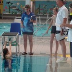 Anjuli beim Rückenschwimmen (vergrößerte Bildansicht wird geöffnet)