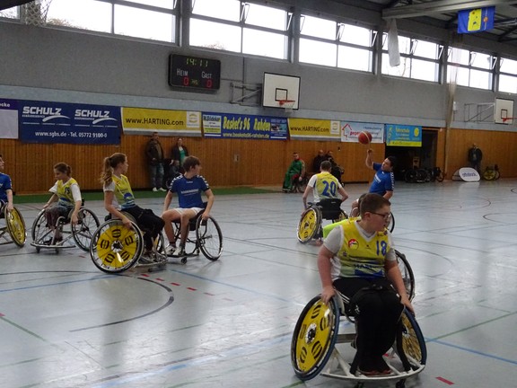 Spielszene Adriano spielt den Ball
