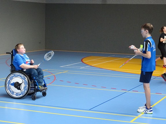 Lukas spielt mit seinem Partner vom Verein zusammen.