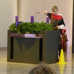 Matz am Adventskranz (vergrößerte Bildansicht wird geöffnet)