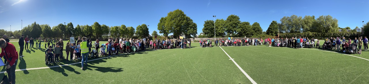Der Tag unseres Sportfestes ist da und wir kommen Alle auf dem Sportplatz zusammen