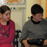 Schüler und Lehrer drehen im,Fahrsatuhl (vergrößerte Bildansicht wird geöffnet)