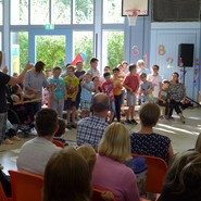 Die EST Schüler singen für die Neuen. (vergrößerte Bildansicht wird geöffnet)