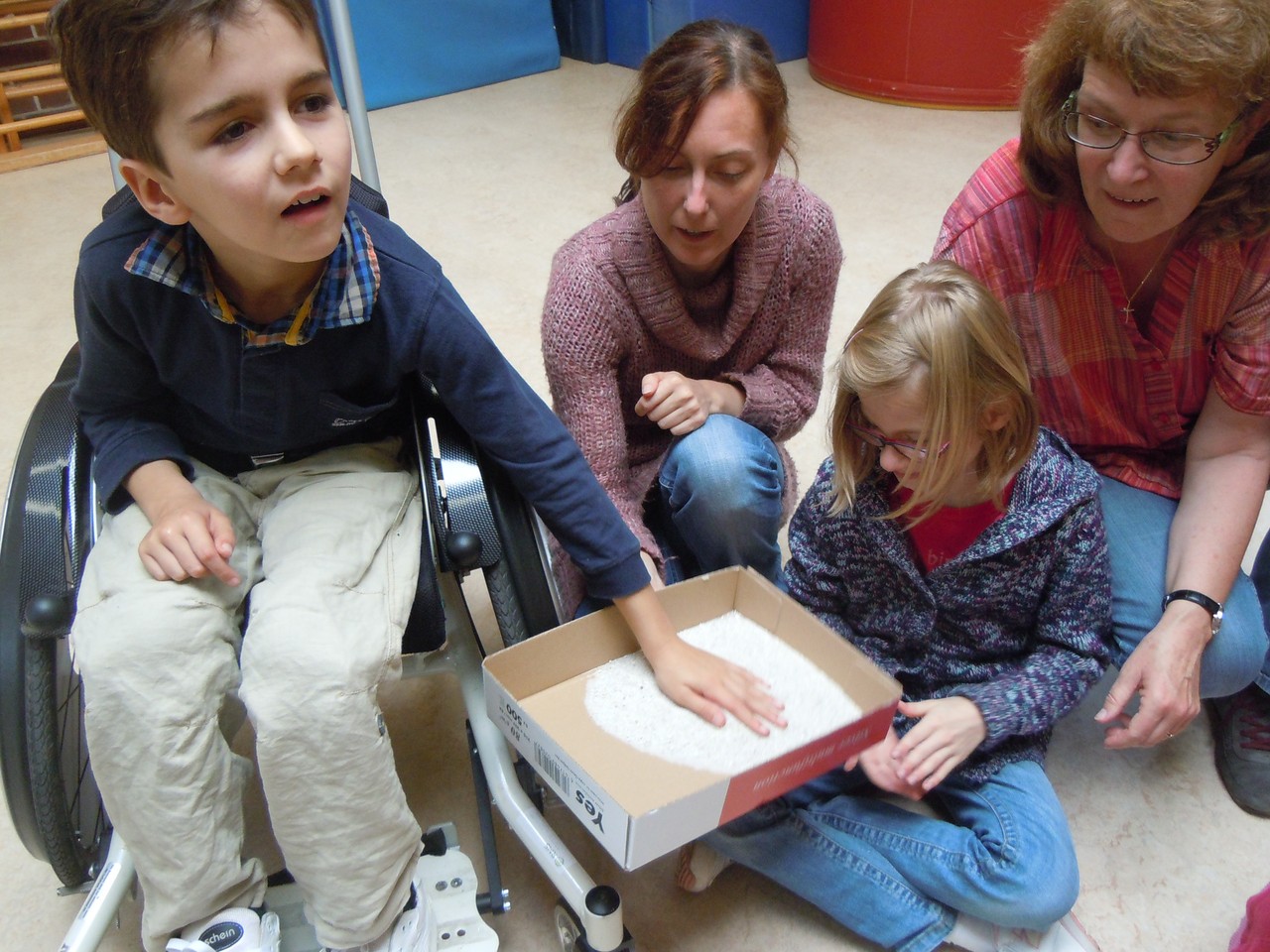 Die Schüler fühlen den Sand.