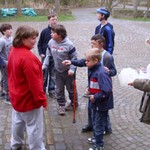 Schüler bekommen Dosen zum Schnecken sammerln (vergrößerte Bildansicht wird geöffnet)