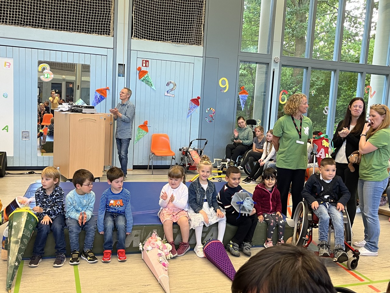 Die Ersties sind schon ganz gespannt und aufgeregt, wann es in die Klasse geht