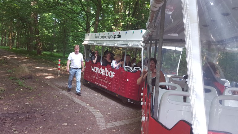 Der Zugführer muss Barrieren im Sielpark entfernen