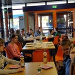 Schüler beim Osterfrühstück (vergrößerte Bildansicht wird geöffnet)