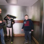 Schüler und Lehrer drehen im,Fahrsatuhl (vergrößerte Bildansicht wird geöffnet)