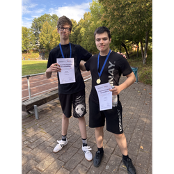 Die Jungs sind stolz auf die Medalie (vergrößerte Bildansicht wird geöffnet)