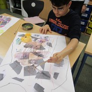 Mustafa kreiert ein Puzzle auf dem Torso (vergrößerte Bildansicht wird geöffnet)