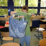Niklas stellt Hosen her (vergrößerte Bildansicht wird geöffnet)
