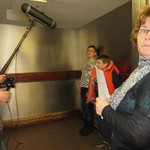 Schüler und Lehrer drehen im,Fahrsatuhl (vergrößerte Bildansicht wird geöffnet)