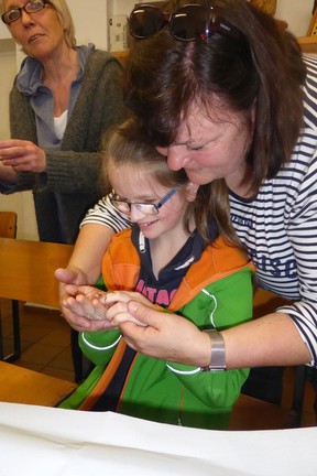Anna traut sich auch und hat eine kleine Heuschrecke in der Hand