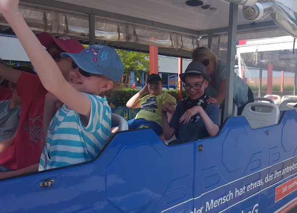 Ale Schüler sitzen im Zugwagen