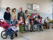  Die neuen Schüler mit ihren LehrerInnen Pflegerin u. SFJlerin