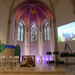 In der Kirche (vergrößerte Bildansicht wird geöffnet)