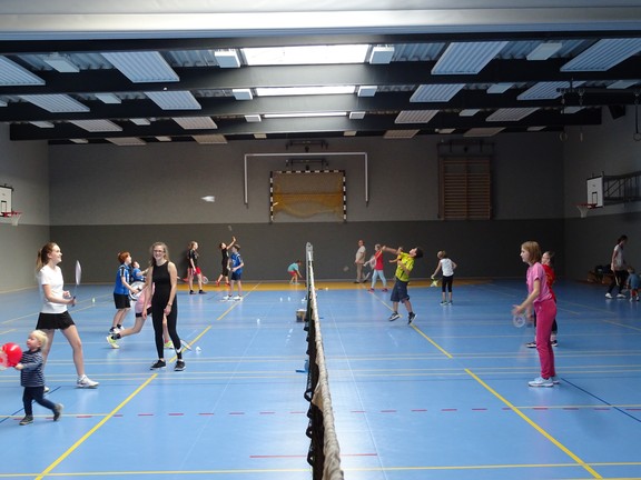 Schüler Geschwister und Jugendliche vom Verein spielen paarweise  übers Netz