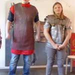 Max und Jenny mit römischer Rüstung (vergrößerte Bildansicht wird geöffnet)