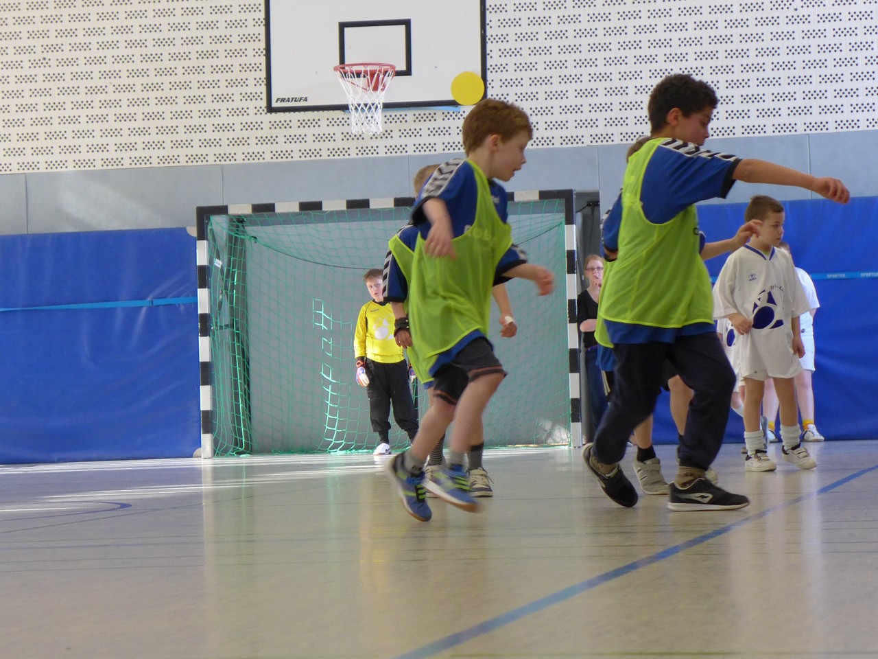 Spielszene - Kevin und Noah (in gelben Leibchen) kämpfen für die Mannschaft Bad Oeynhausen 1um den Ball