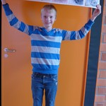 Ein Schüler zeigt sein selbstgestaltetes Druckbuch. (vergrößerte Bildansicht wird geöffnet)