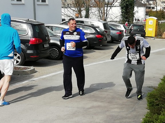 Mustafa kurz vor dem Ziel gemeinsam mit seinem Vater.