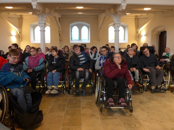 Warten auf den Beginn des Gottesdienstes
