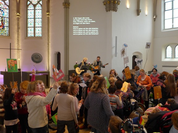 Pastor Edler und Frau Gauert begleiten die Lieder auf ihren Gitarren