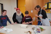 Schülerinnen und Schüler beid er Zubereitung von Dips