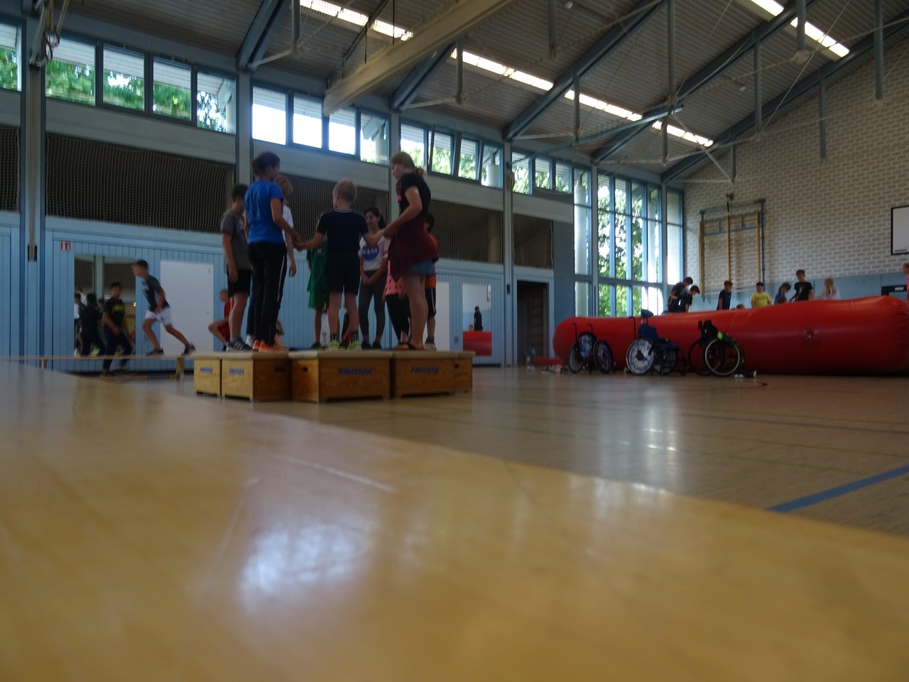 SchülerInnen beim Minitramp und auf dem Airtramp