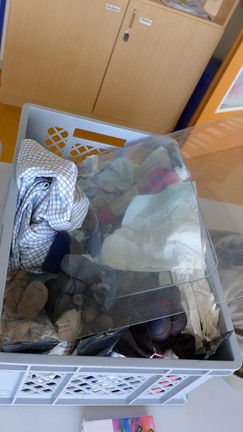 Materialkiste mit verschiedenen Werkzeugen und Hilfsmitteln zum Drucken.