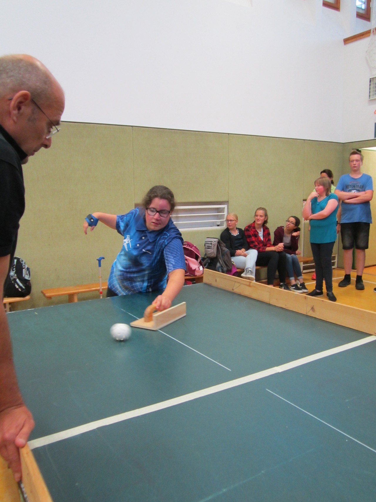 Brianna will den Ball treffen.