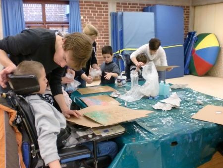 Schüler erleben verschiedene Materialien